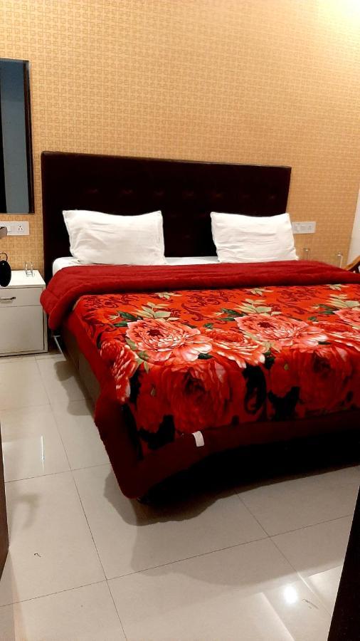 Hotel Hollywood Zirakpur Eksteriør bilde