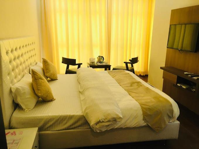 Hotel Hollywood Zirakpur Eksteriør bilde